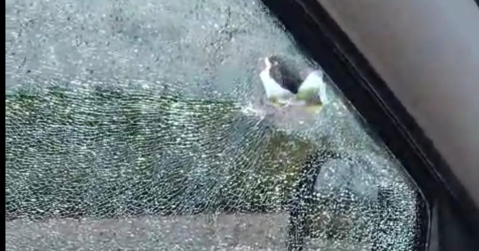 Una bala perdida le perforoacute el vidrio del auto en pleno viaje- Vivos de milagro