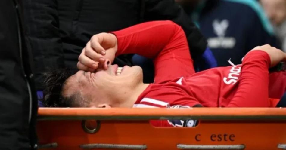 Preocupacioacuten- Lisandro Martiacutenez salioacute lesionado y entre laacutegrimas