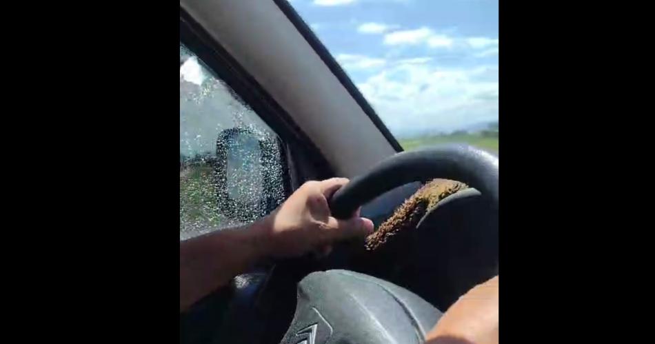 Una bala perdida le perforoacute el vidrio del auto en pleno viaje- Vivos de milagro