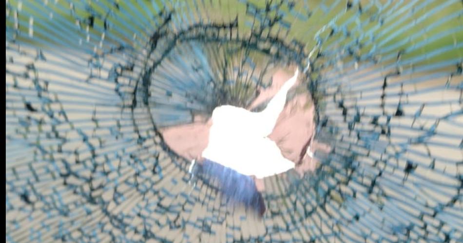 Una bala perdida le perforoacute el vidrio del auto en pleno viaje- Vivos de milagro