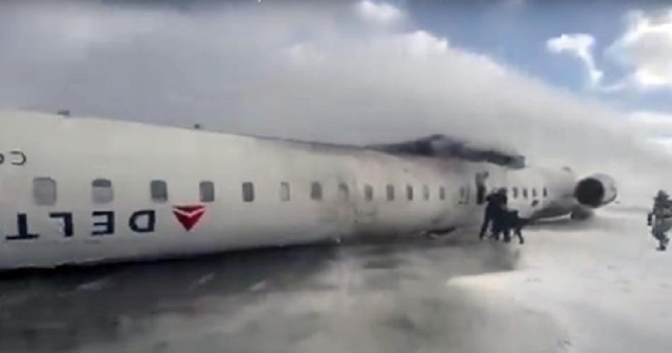 IMPACTANTE VIDEO Un avioacuten volcoacute durante el aterrizaje y hubo 17 heridos
