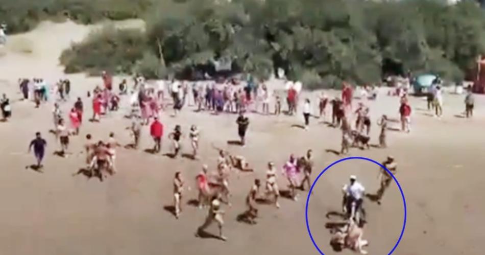 VIDEO Pintildea va pintildea viene- guardavidas discutieron y se desatoacute una batalla campal