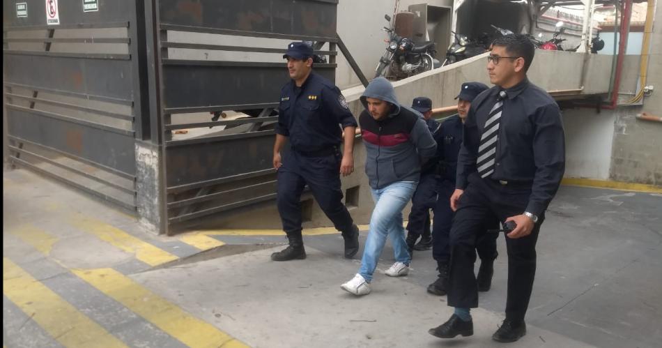 IMPUTADO- Poroto permaneció detenido largas semanas y recuperó la libertad con reglas de conducta Conducía el camión en cuya parte trasera chocó el m�sico aquella noche en ruta 34 Garza Sarmiento