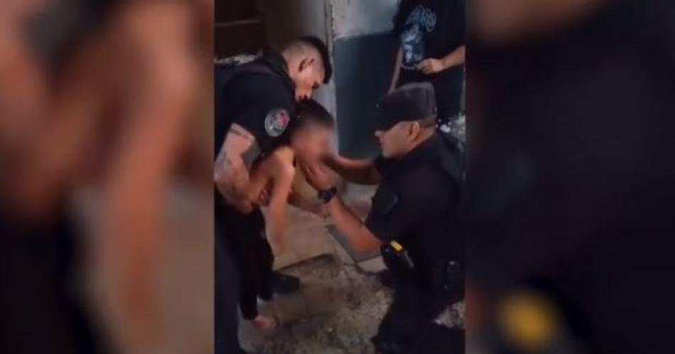 IMPACTANTE VIDEO Policiacuteas salvaron a un nintildeo de 6 antildeos que se atragantaba