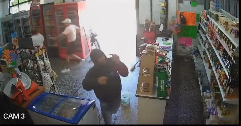 Asaltantes huyen con 500000 y la policiacutea los obliga a abandonarlos