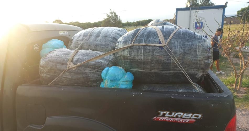 Camioneta con mercaderiacutea ilegal huyoacute de control pero fue perseguida y atrapada
