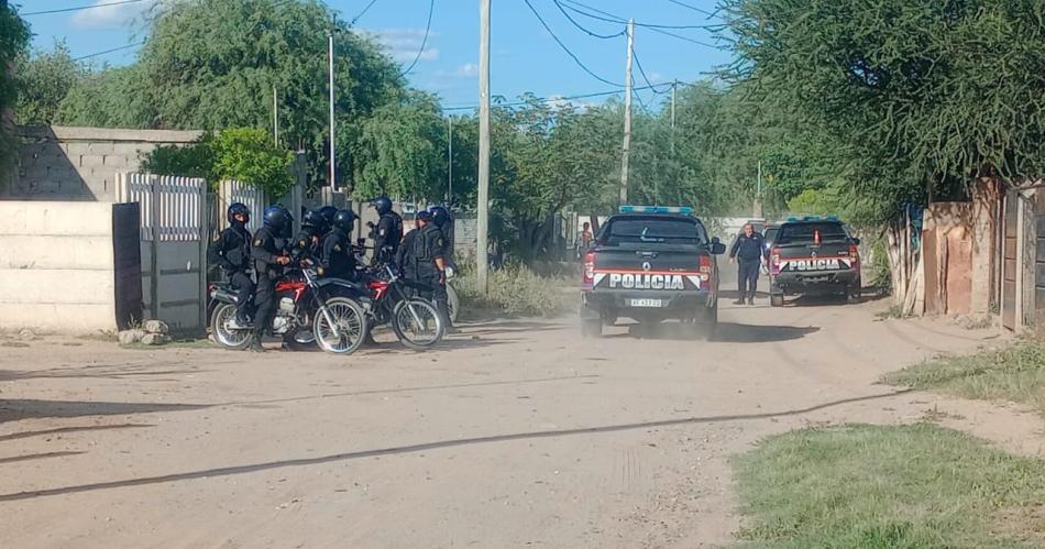 Asaltantes huyen con 500000 y la policiacutea los obliga a abandonarlos