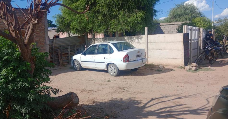 Asaltantes huyen con 500000 y la policiacutea los obliga a abandonarlos