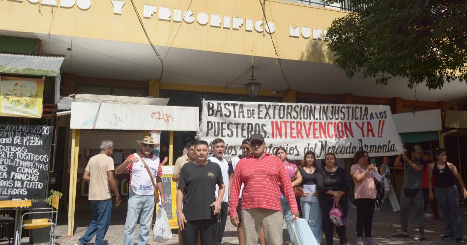 Protesta de puesteros del mercado Armoniacutea por suba de canon diario