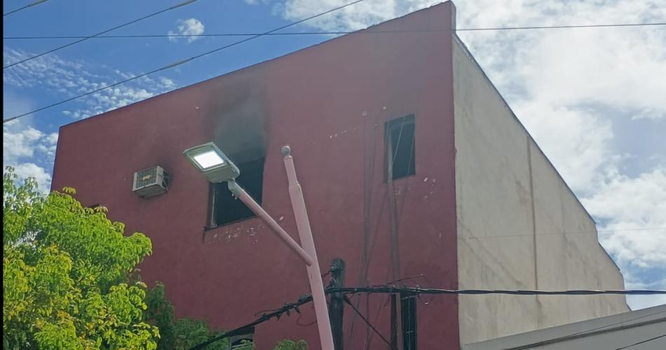 El fuego se inició en un monoambiente del 3er piso (Foto- Bomberos Voluntarios de Santiago del Estero)