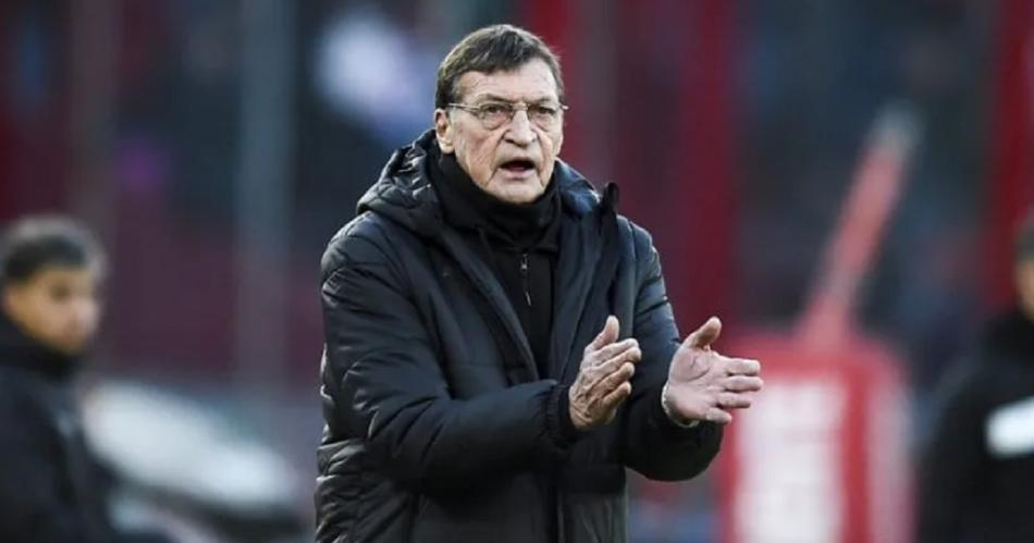 Suena fuerte el nombre de Ceacutesar Falcioni como candidato a DT de Veacutelez 