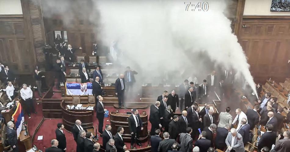 TERRIBLE VIDEO Una sesioacuten en el parlamento terminoacute en una batalla campal con bengalas y granadas en Serbia