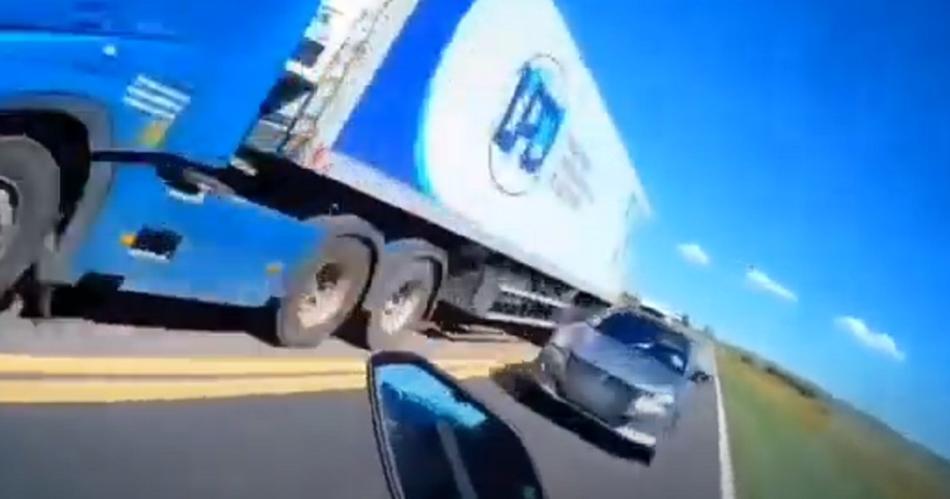 El automovilista se adelanta en doble línea amarilla roza a un motociclista sobre Ruta Nacional 35 (Foto captura del video)