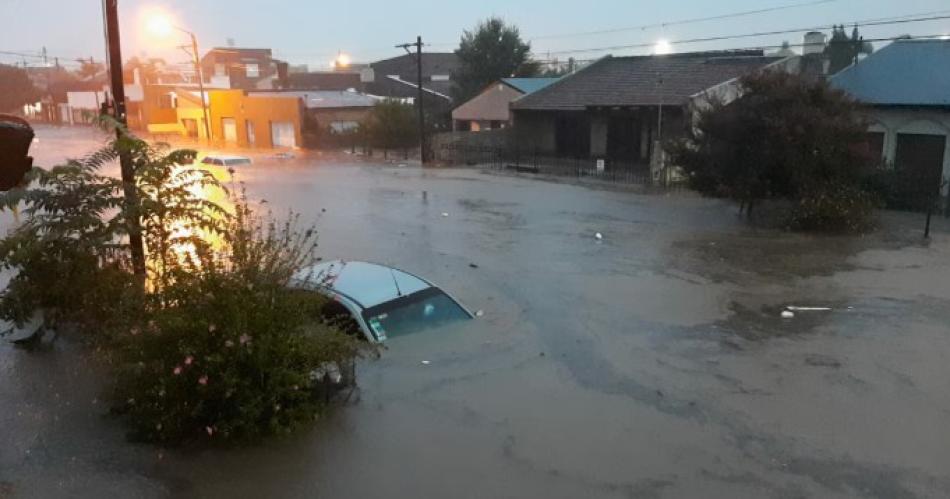 Im�genes del temporal en Bahía Blanca Un auto aparece tapado completamente por el agua (@LasdicRodro)