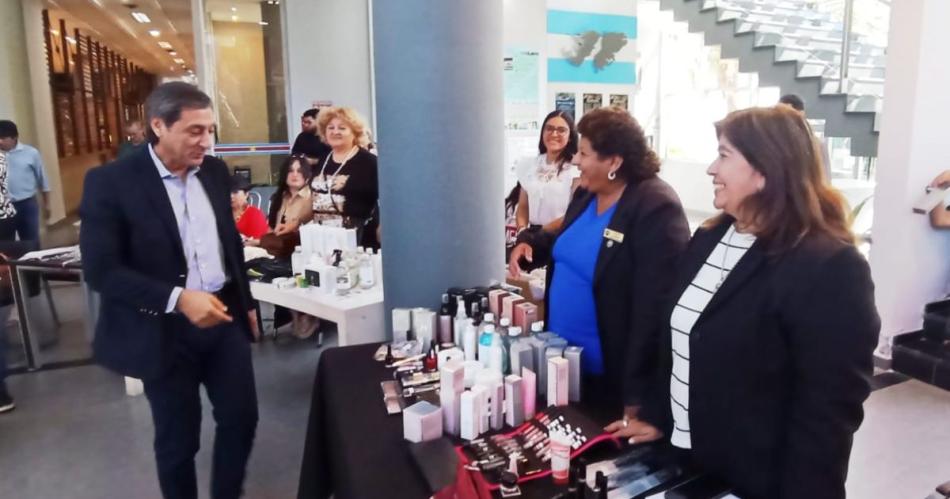El vicegobernador encabezoacute el 2ordm Encuentro de Empleadas Legislativas Emprendedoras y Artesanas