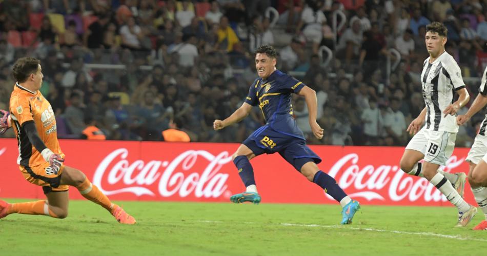 Central sufrioacute la jerarquiacutea y contundencia de Boca y cedioacute su invicto en casa