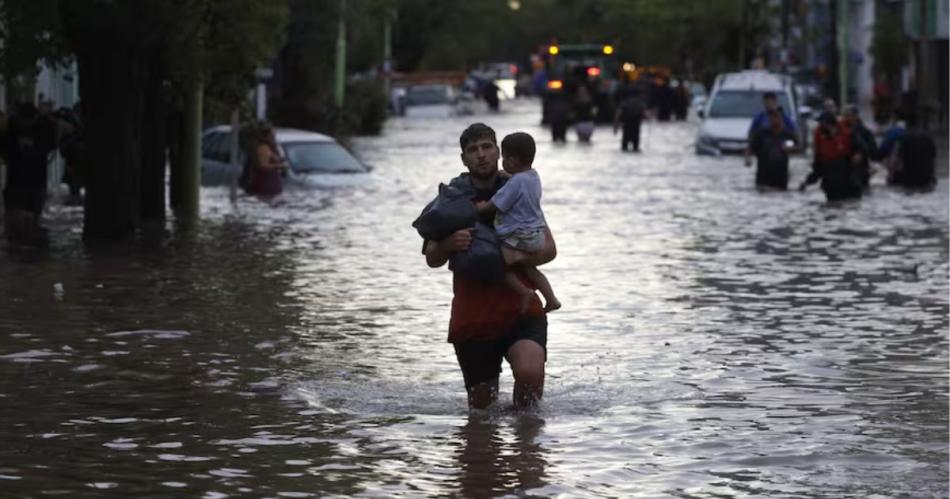 Los muertos en Bahiacutea Blanca ascienden a trece y siguen las tareas de asistencia en las zonas maacutes afectadas