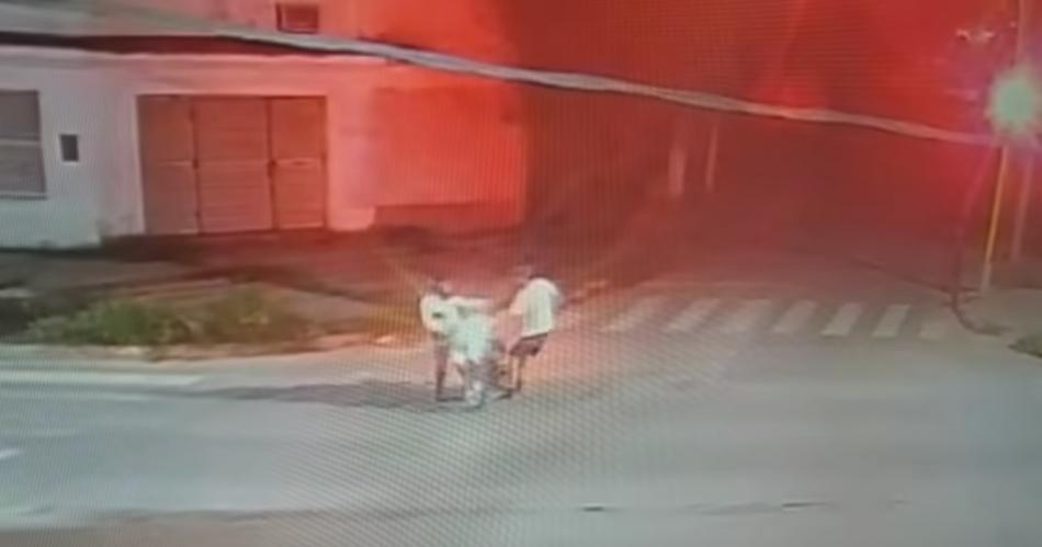 Robo de motocicleta en plena calle- se viraliza impactante video en redes sociales