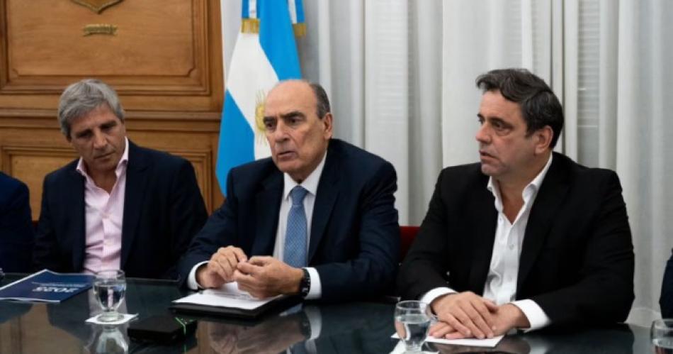 El ministro de Economía Luis Caputo junto al jefe de Gabinete Guillermo Francos y al vicejefe de Gabinete del Interior Lisandro Catal�n (Foto- Jefatura de Gabinete)