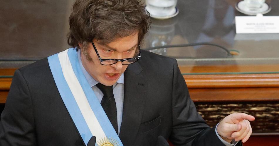 El Presidente Milei firmoacute el decreto para sellar el nuevo acuerdo con el FMI