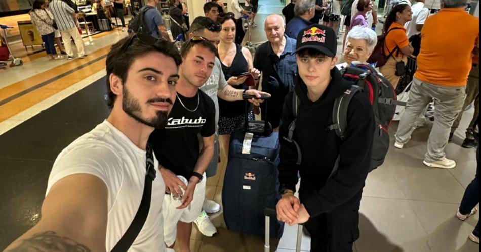 ARRIBO Valentín Perrone (der) llegó al país donde correr� por primera vez en Moto3