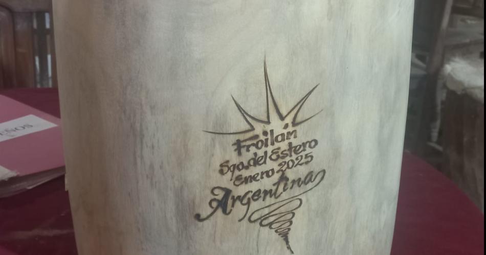 ELABORADO Los cilindros de los bombos que Froil�n confeccionó especialmente Uno dedicado para Camilo