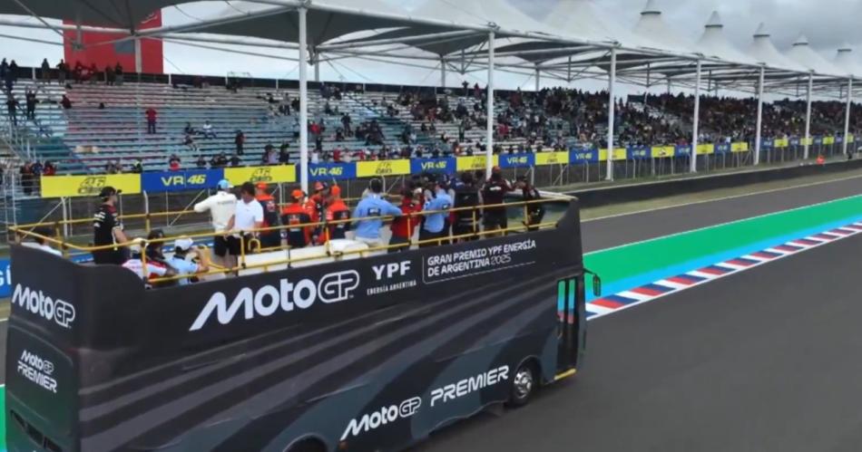 Los pilotos recorrieron el trazado de Las Termas y entregaron regalos a los fan�ticos