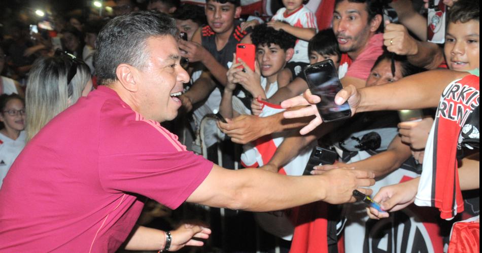 CARIÑO Marcelo Gallardo también saludó a la gente y recibió muestras de afecto
