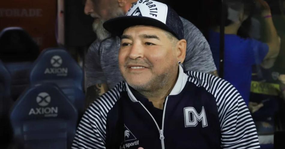 Declaran dos de los meacutedicos que asistieron a Maradona el diacutea de su muerte