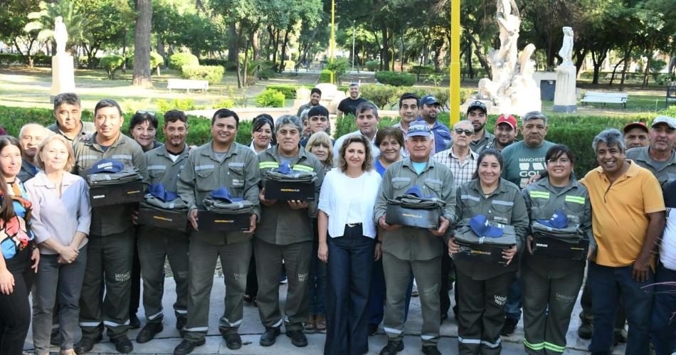 Norma Fuentes entregó nuevos uniformes a ms de 400 empleados de Parques y Paseos