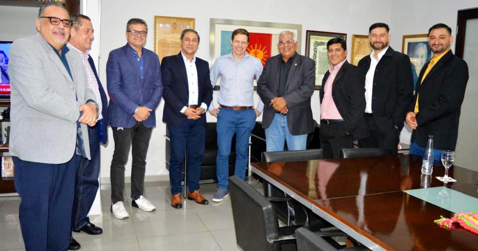 El Dr Carlos Silva Neder recibió esta tarde a dirigentes de ASURA experto legal ambiental y al co-fundador de la Fundación Sustentabilidad sin Fronteras
