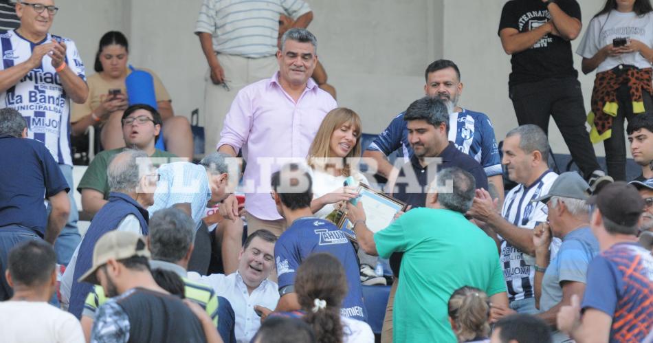 Claudia Ledesma Abdala de Zamora fue distinguida como socia femenina N° 2025 del Club Sarmiento