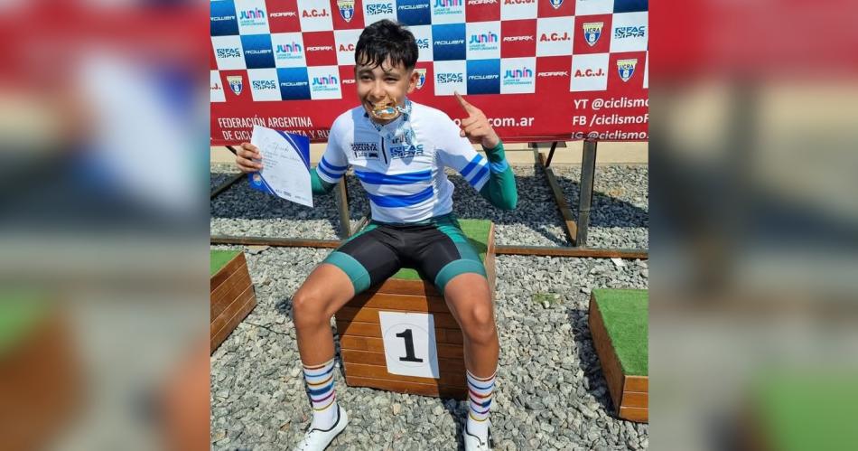 ORGULLO Joaquín con la medalla y el diploma que lo acreditan como el nuevo campeón argentino de ciclismo de ruta en la ciudad de Junín