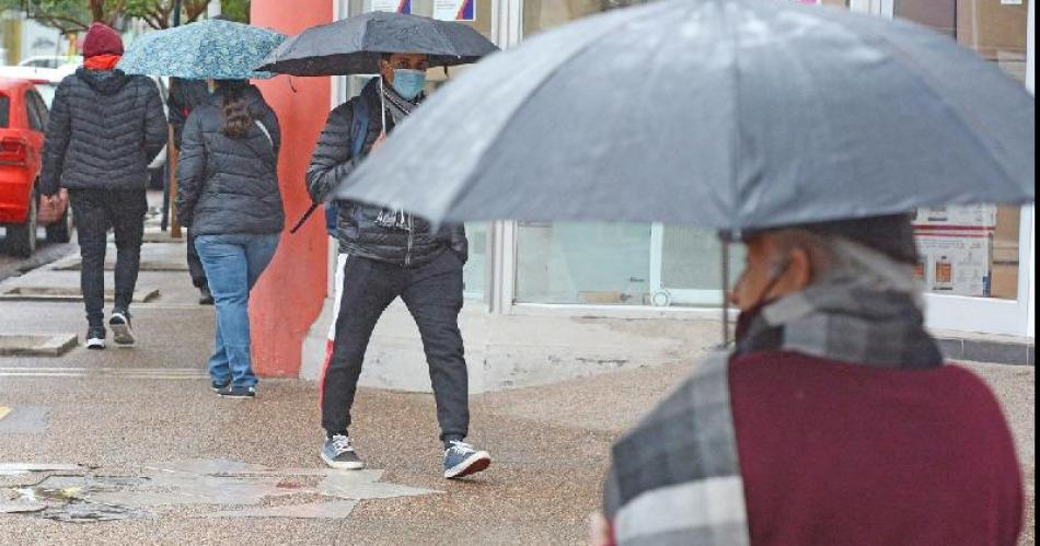 Diacutea gris lluvioso friacuteo y con alerta- Coacutemo seguiraacute el clima este martes