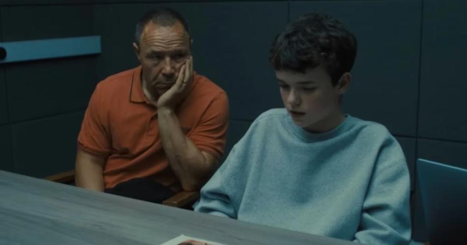 Adolescencia- pantallas encendidas y adultos apagados