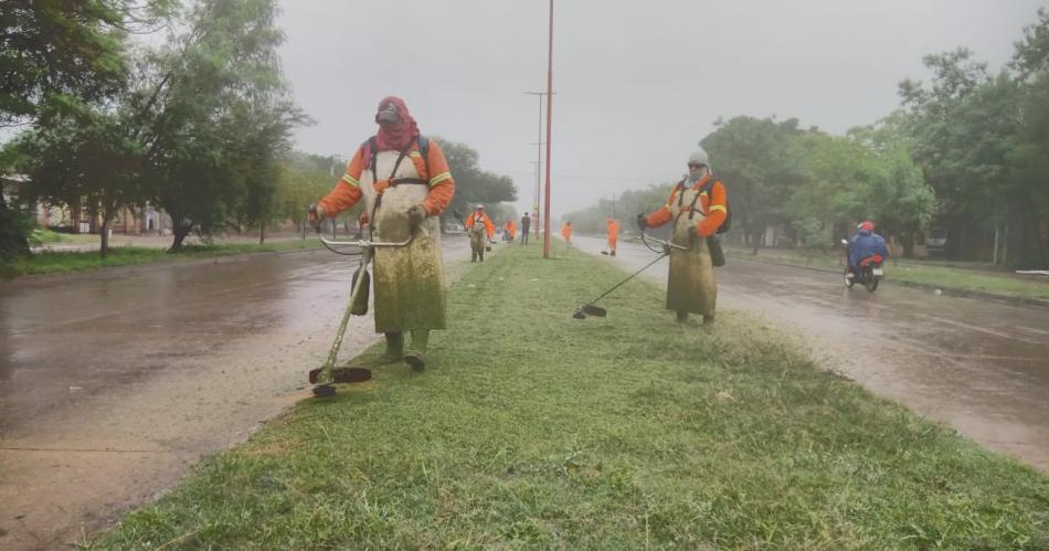 TAREA Operarios limpiando la via publica