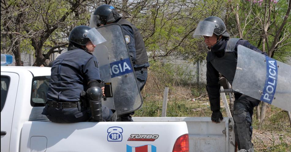 OPERATIVO Fuerte dispositivo policial para trasladar al detenido ante la oposición de un grupo de personas