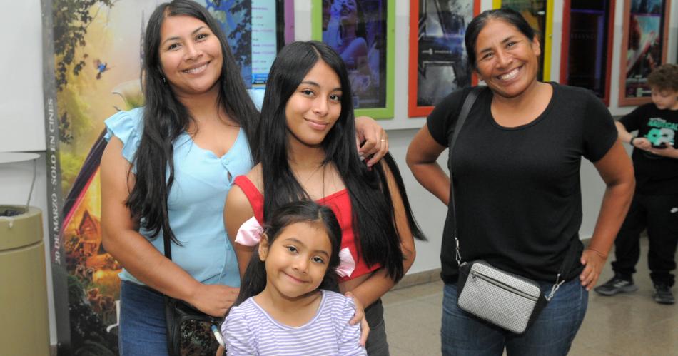 MUCHOS SANTIAGUENtildeOS ELIGEN DISFRUTAR DE NOCHES DE CINE EN OTONtildeO