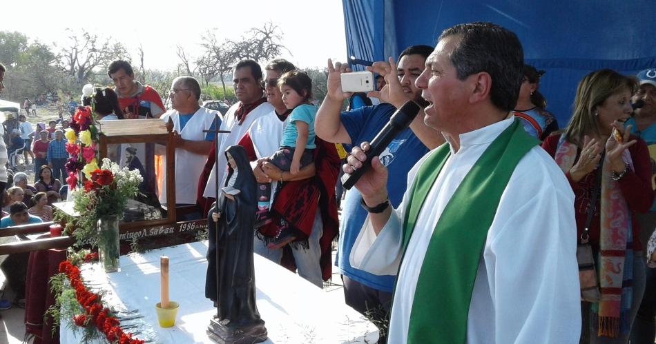 MENSAJE El padre Monchi Tenti llamó a vivir este especial momento a creyentes y no creyentes