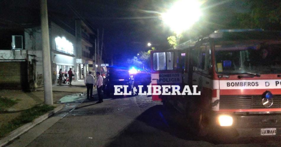 Foto- El LIberal  Barrio Mosconi- un hombre de 79 años logró salir de un autómovil en llamas
