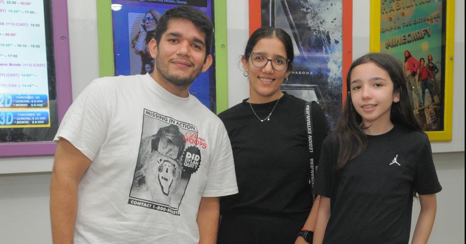 MUCHOS SANTIAGUENtildeOS ELIGEN DISFRUTAR DE NOCHES DE CINE EN OTONtildeO