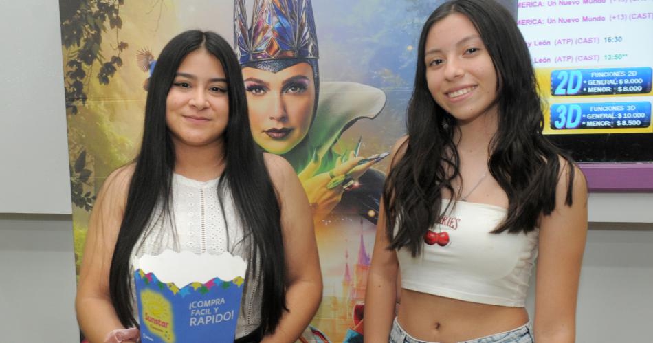 MUCHOS SANTIAGUENtildeOS ELIGEN DISFRUTAR DE NOCHES DE CINE EN OTONtildeO