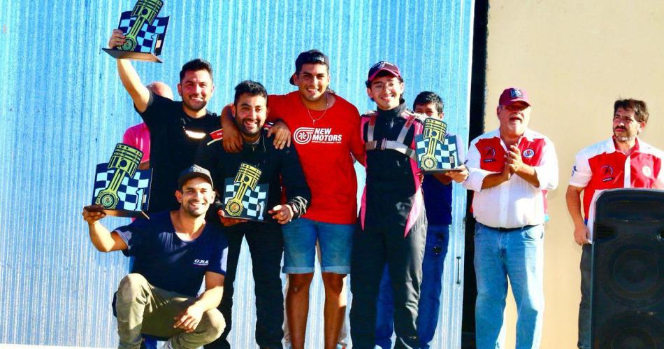 PODIO La dupla vencedora junto a todo el equipo recibió la premiación en Remes