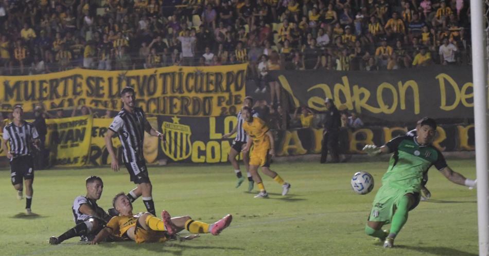 La bronca de Lucas Riacuteos por la falta que le cobraron- No es penal ni con VAR