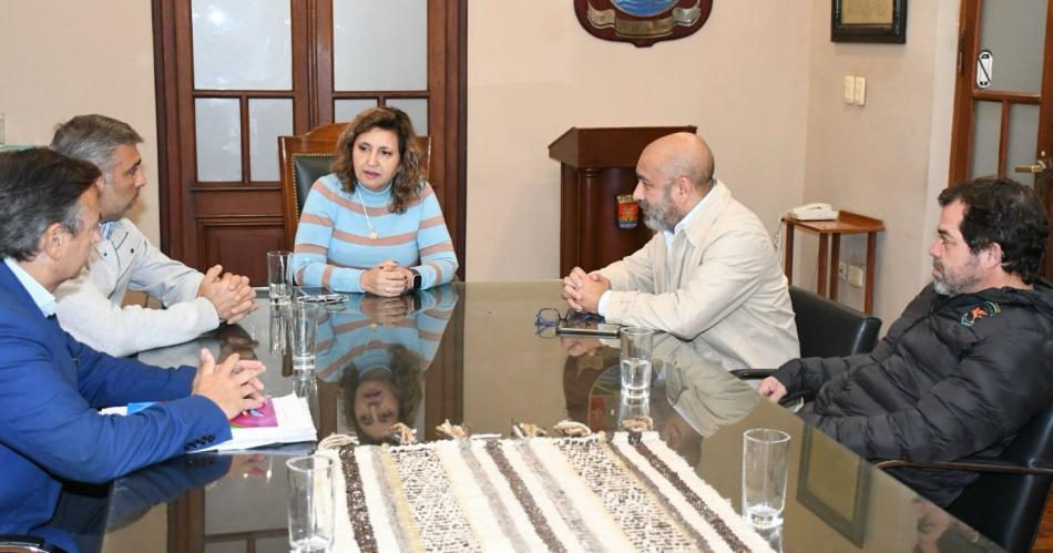 Norma Fuentes recibió en el Salón de Acuerdos a directivos de Santiago Rugby Club