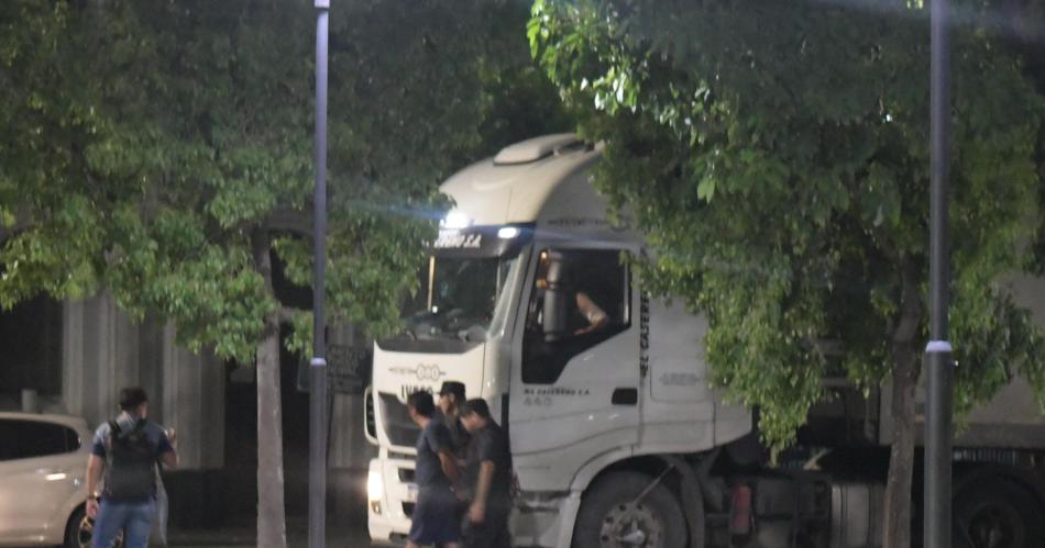 VIDEO Secuestran un camioacuten bananero con 100 kilos de cocaiacutena en Santiago