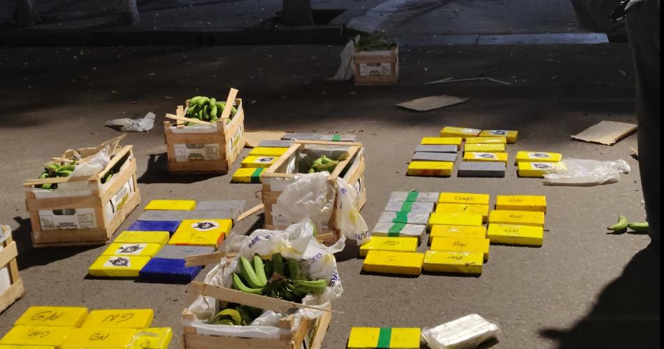 VIDEO Secuestran un camioacuten bananero con 100 kilos de cocaiacutena en Santiago