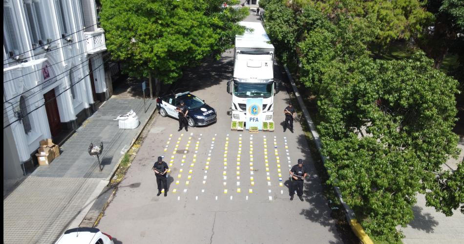 GOLPE IMPACTANTE- Los federales interceptaron al camión en Jiménez El conductor es un correntino Sospechan que la droga (camuflada en bananas y limones) fue cargada en Salta y el destino final era Buenos Aires