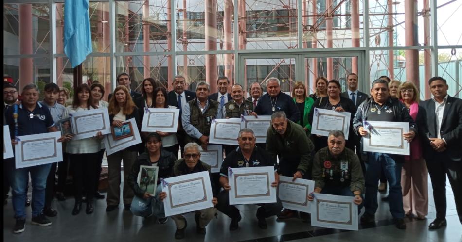 La Legislatura provincial entregoacute reconocimientos a excombatientes de Malvinas