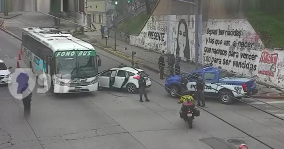 TERRIBLE VIDEO Escapoacute de un control vehicular atropelloacute a un policiacutea y chocoacute contra un colectivo